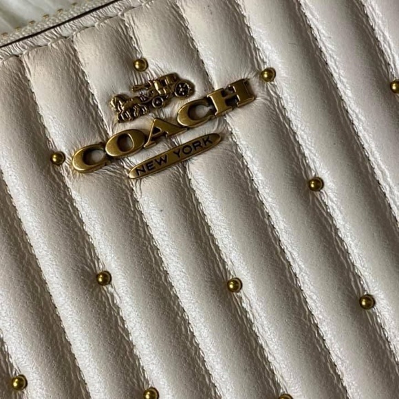 💰SOLD - 76273 - Coach Zip Wallet with Quilting - Picture 3 of 8